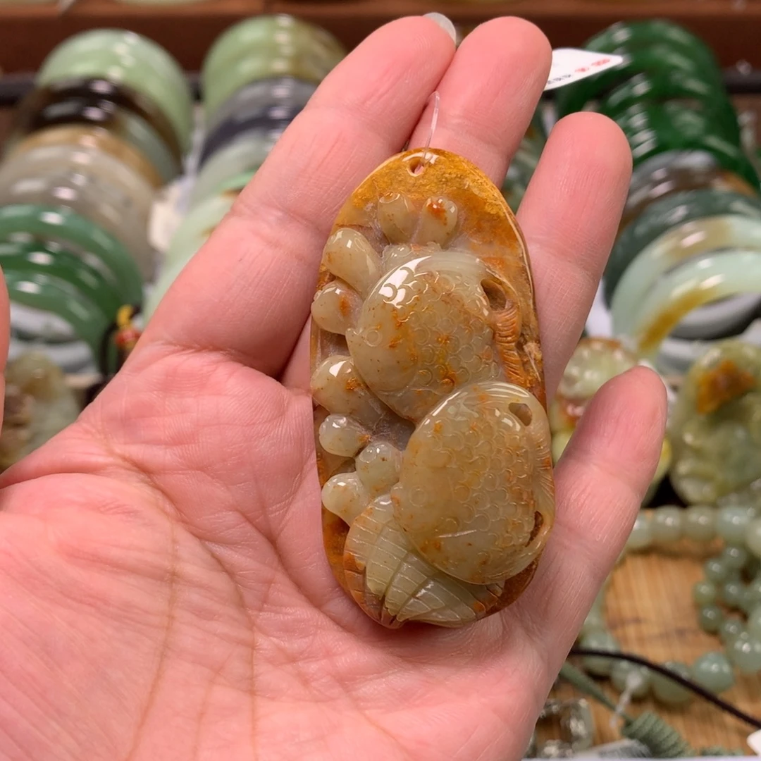 岫玉未镶嵌颈饰吊坠