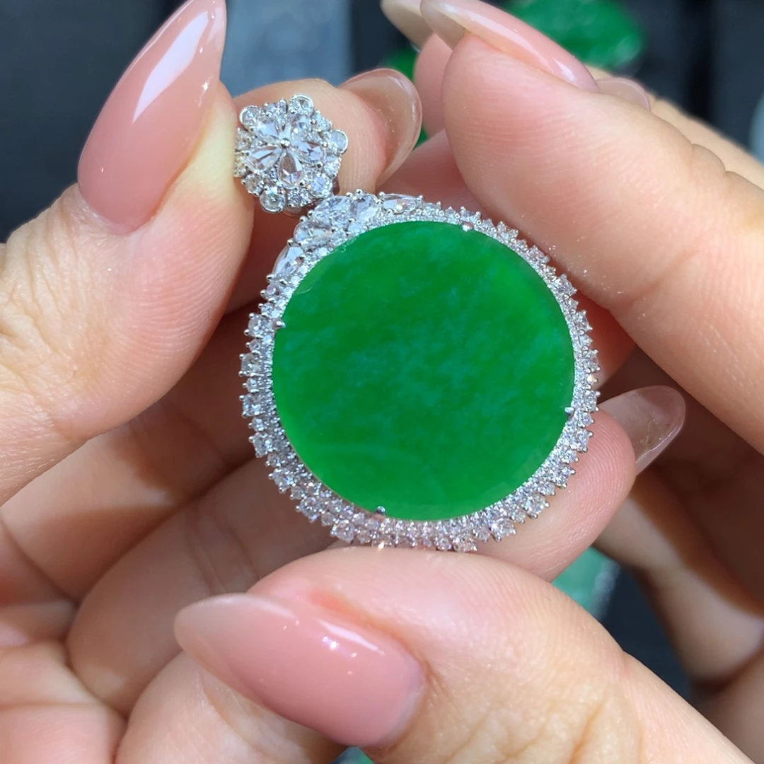 翡翠颈饰18K金镶嵌圆牌