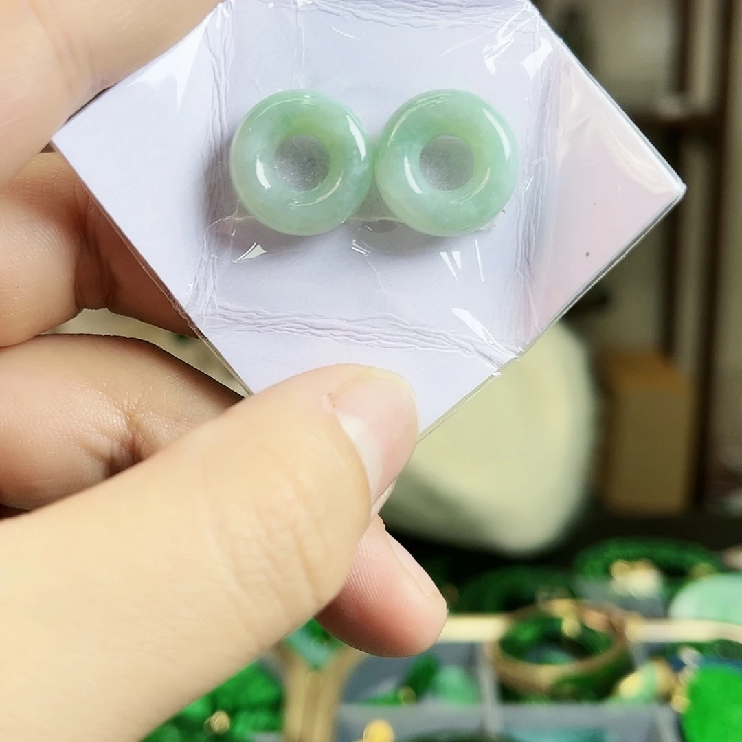 翡翠颈饰未镶嵌耳饰