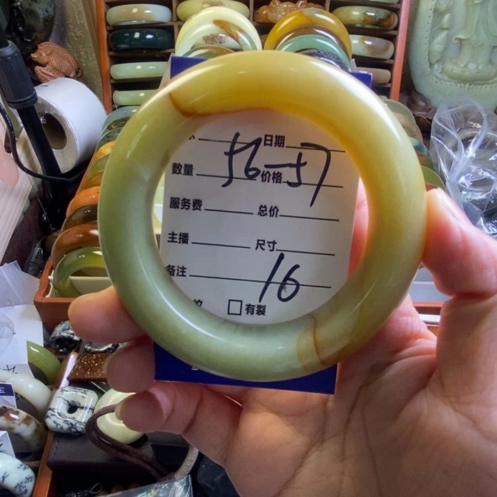 女***子蛇纹石玉未镶嵌手镯