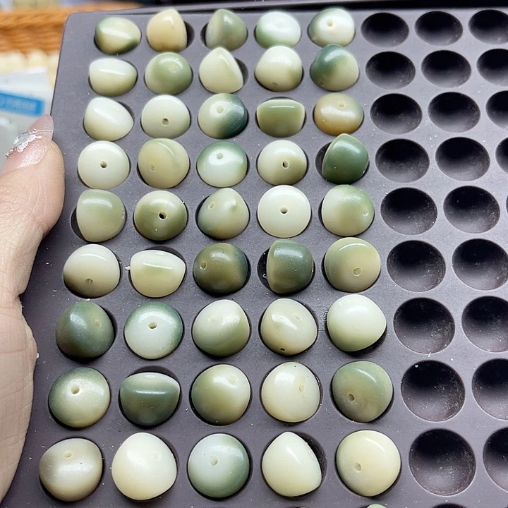 白玉菩提吊坠瑕疵13飘花碗30卡灯牌宠20