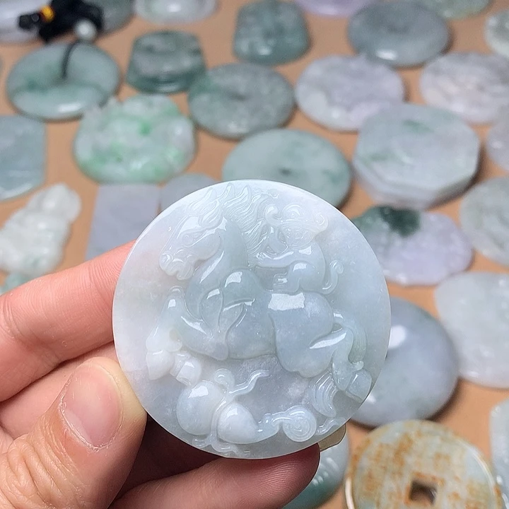 翡翠未镶嵌颈饰马上封侯