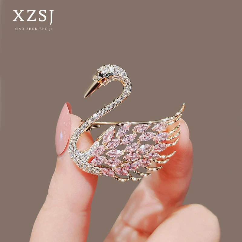 铜锆石胸针 奢华天鹅别针女仿水晶个性胸花轻奢西装配饰防走光扣