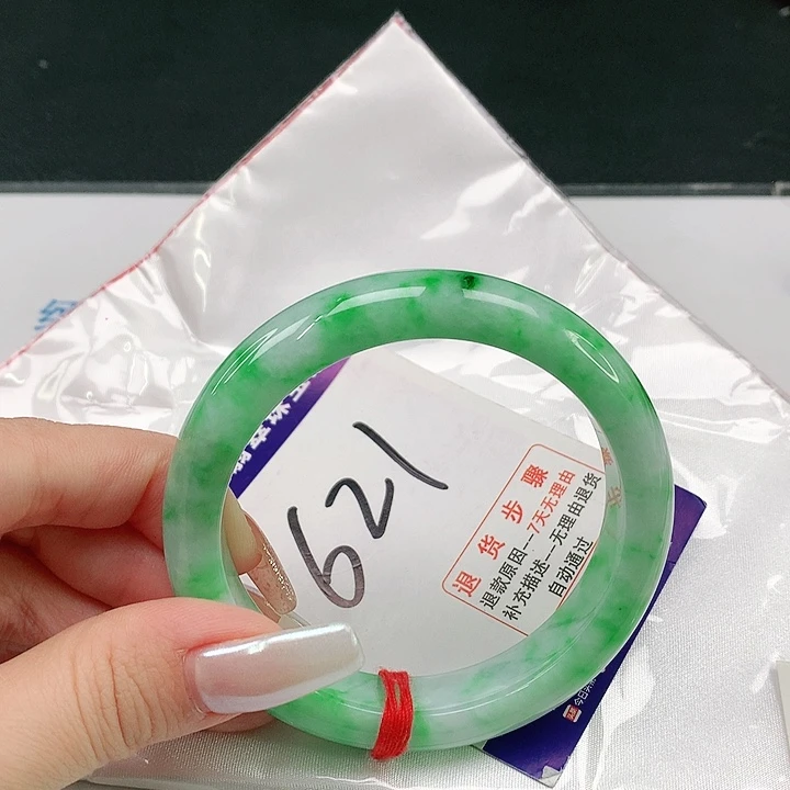 翡翠手镯未镶嵌翡翠手镯