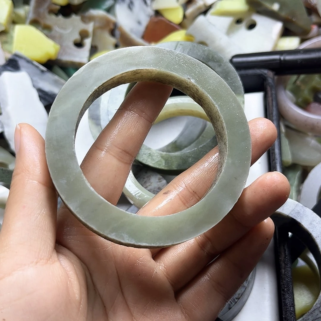 和田玉未镶嵌颈饰譚*甜