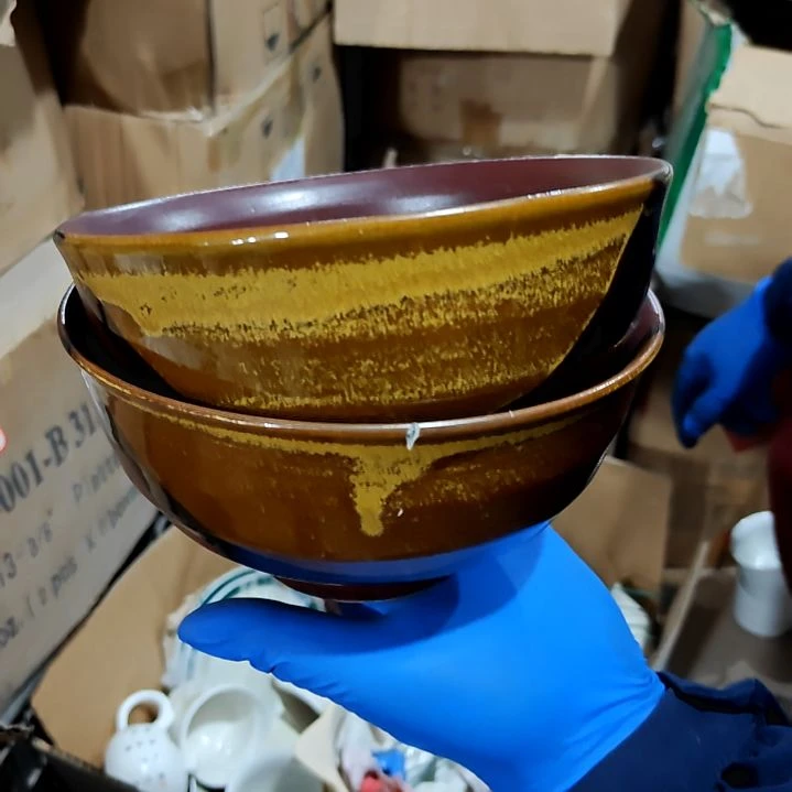 瓷片盘子碗茶壶啥都有