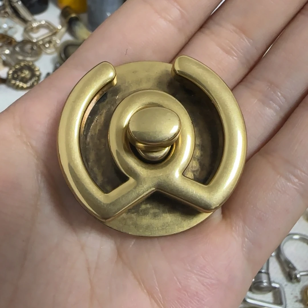 古铜色扭锁15元2个