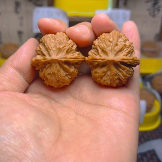 文玩核桃吊坠苹果园