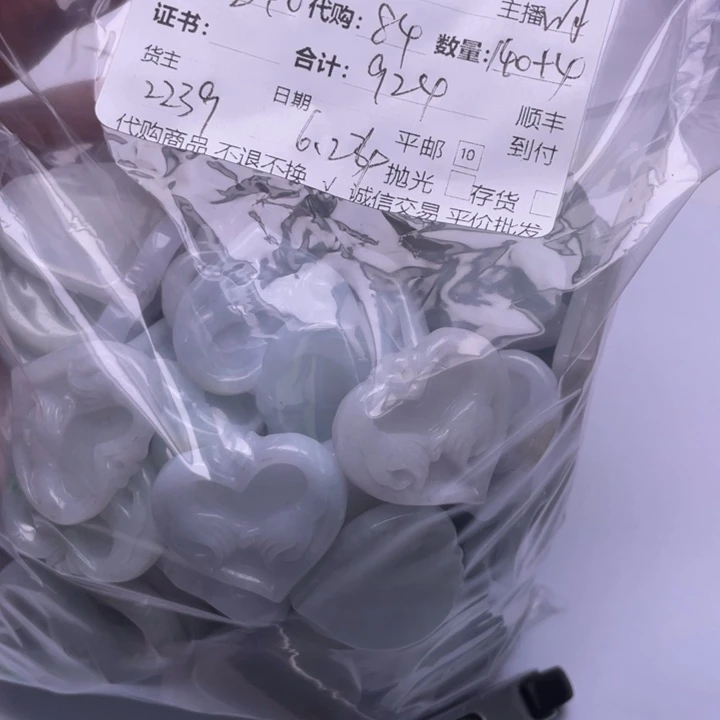 翡翠未镶嵌颈饰梅*