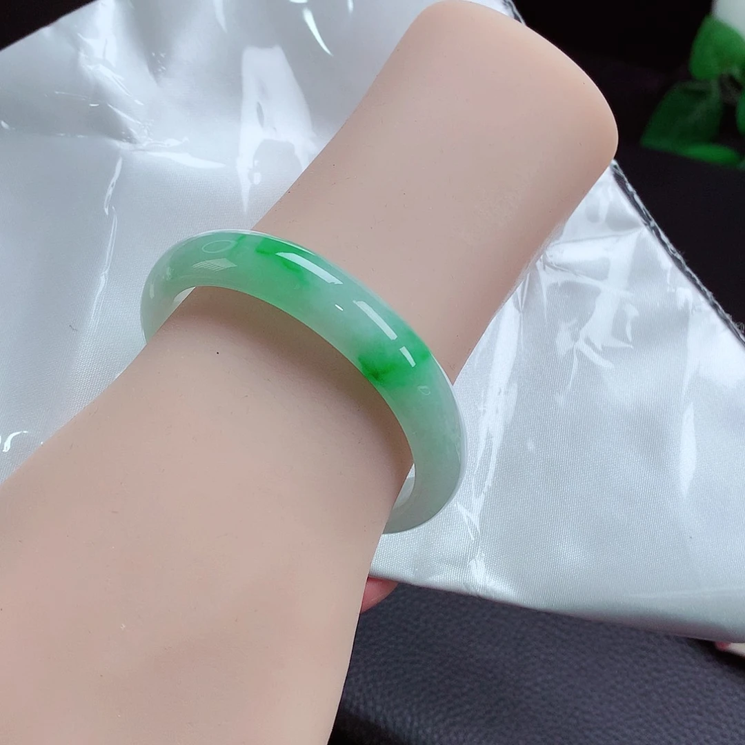 未镶嵌手镯（贵妃镯）翡翠辣绿飘花！53贵妃