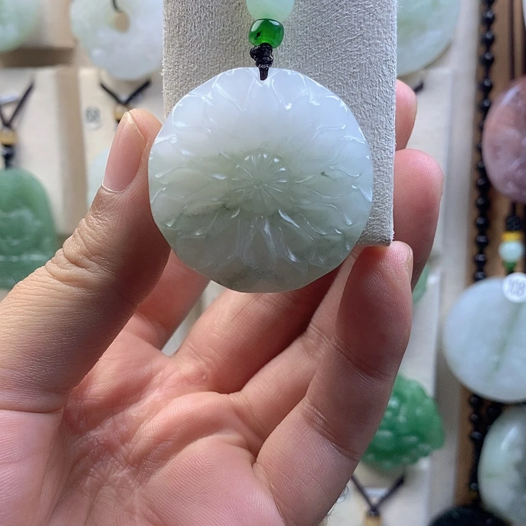 颈饰未镶嵌石英质玉（天山翠）