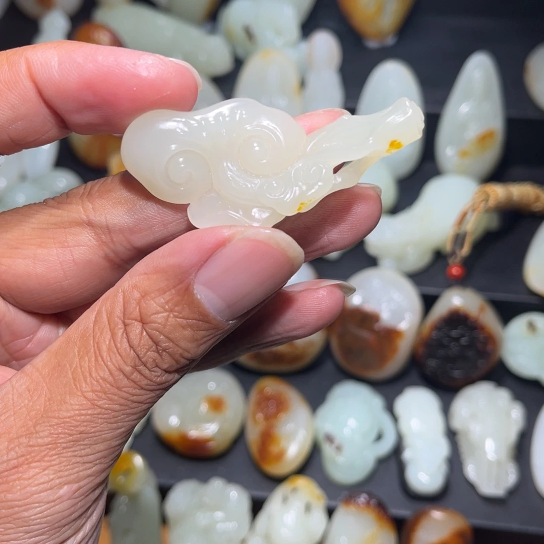 ****儿和田玉未镶嵌颈饰