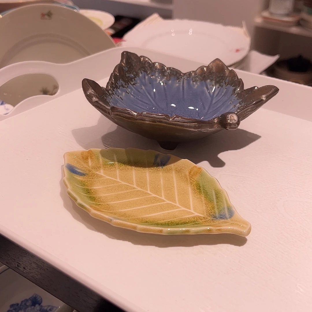 秋****瓷各款树叶造型碟子一组
