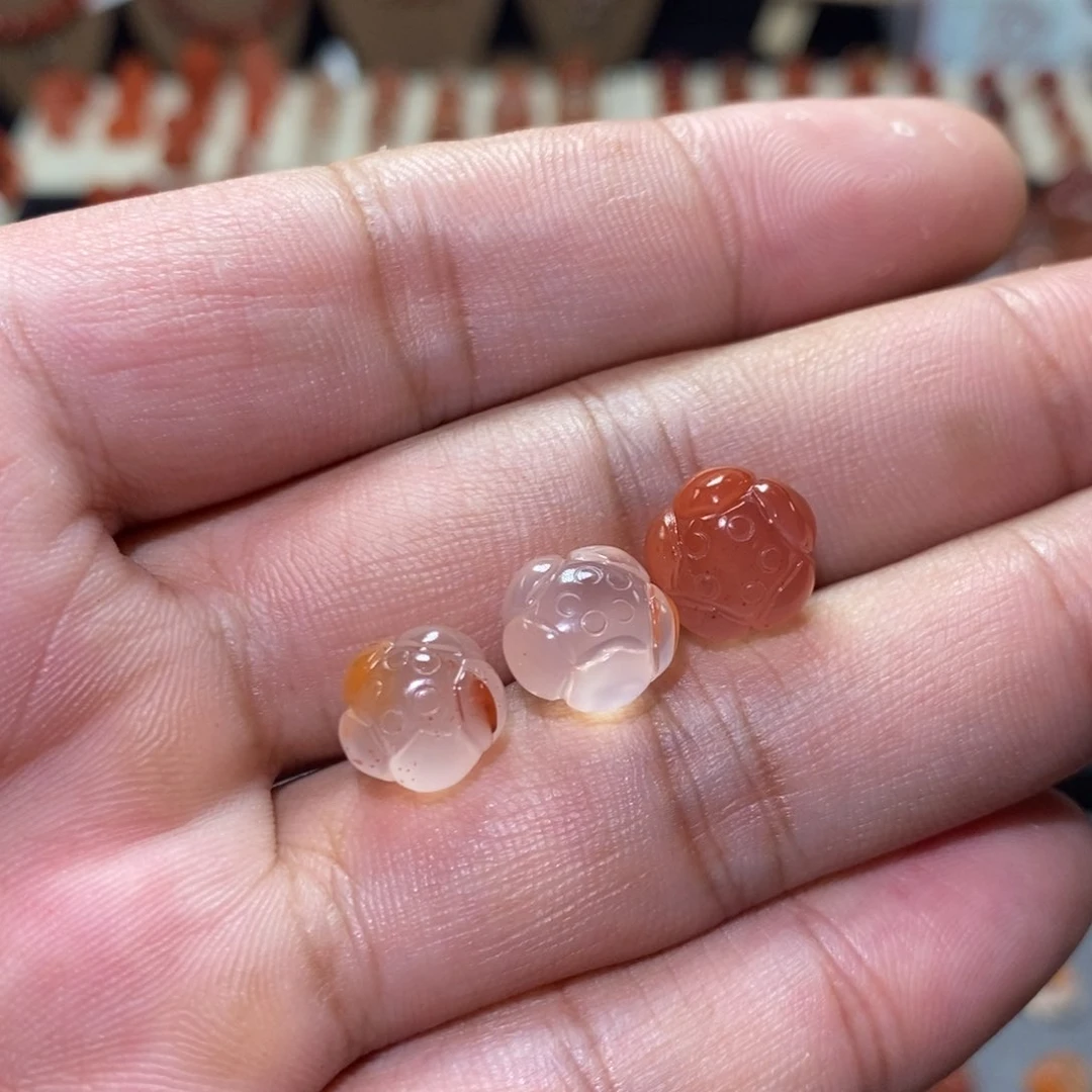 素***颜南红玛瑙冰飘未镶嵌三颗莲花籽3（通孔）