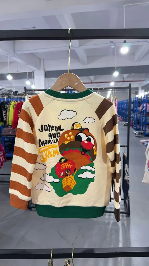 188 条纹单车熊卫衣 杏色