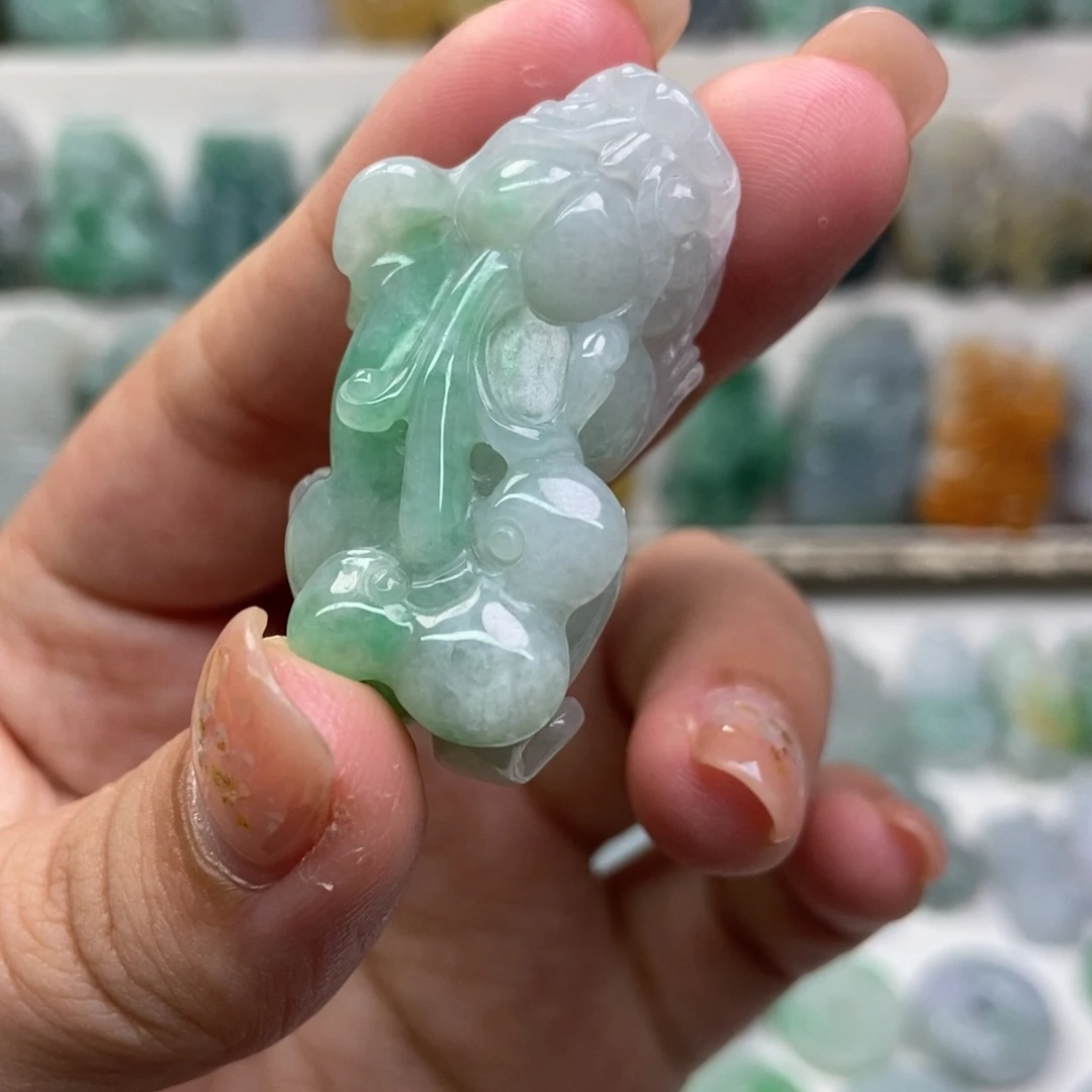 翡翠未镶嵌吊坠(赠链)
