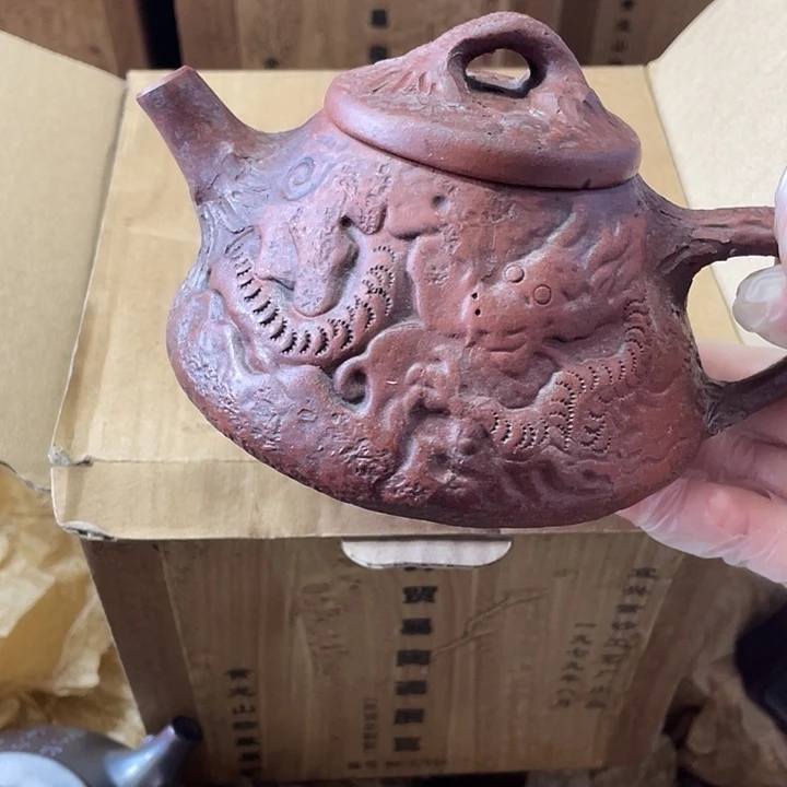 茶壶紫砂矿泥料手工制作的一把紫砂壶。