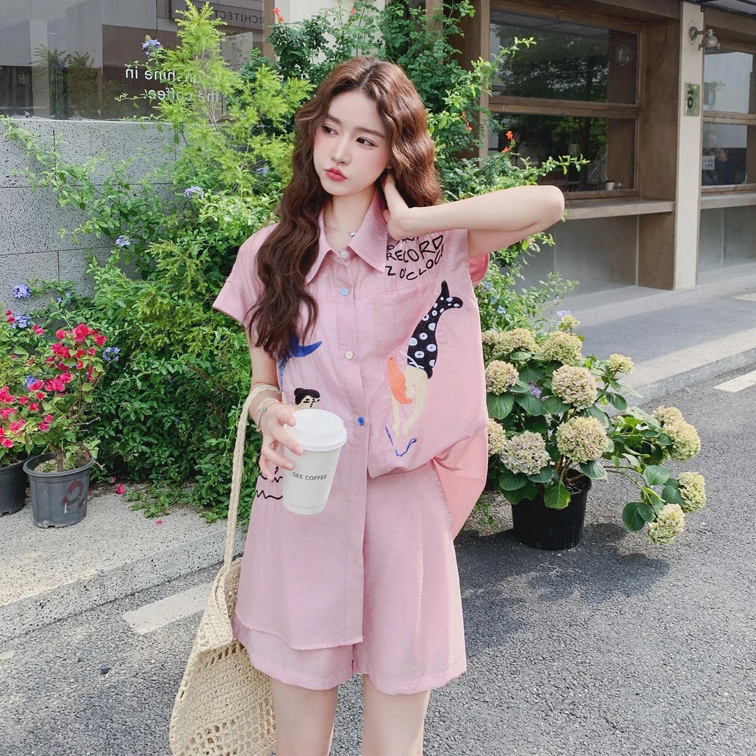 粉色绣花衬衫短裤套装女夏2025新款减龄宽松休闲小个子穿搭一整套