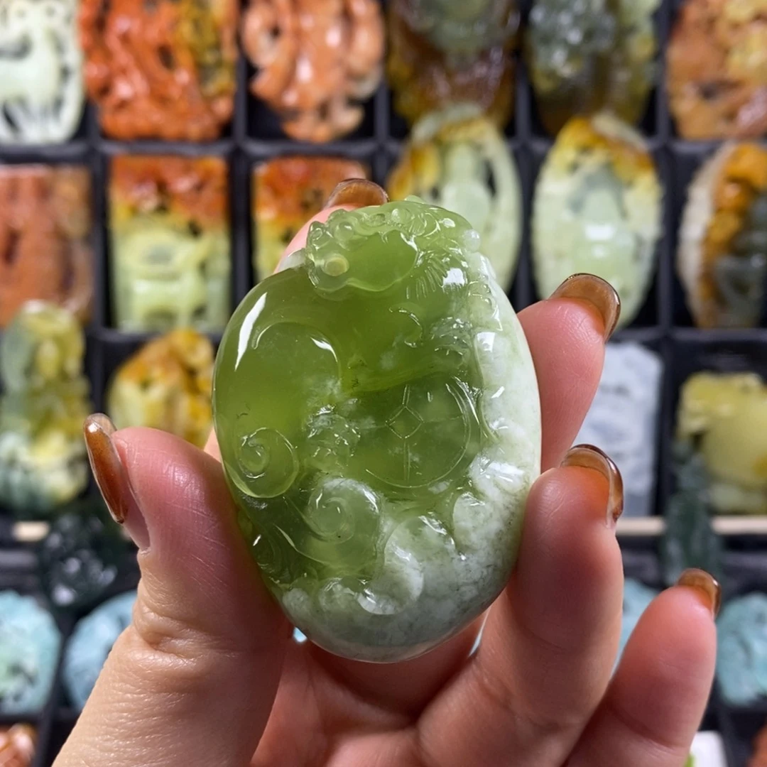 蛇纹石玉颈饰合金