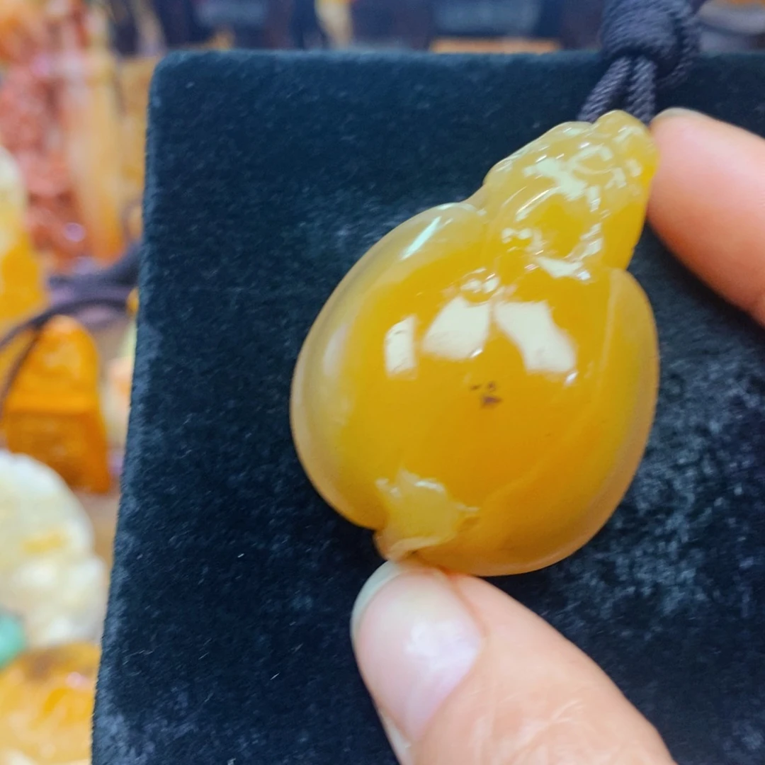 未镶嵌石英质玉（黄龙玉）颈饰