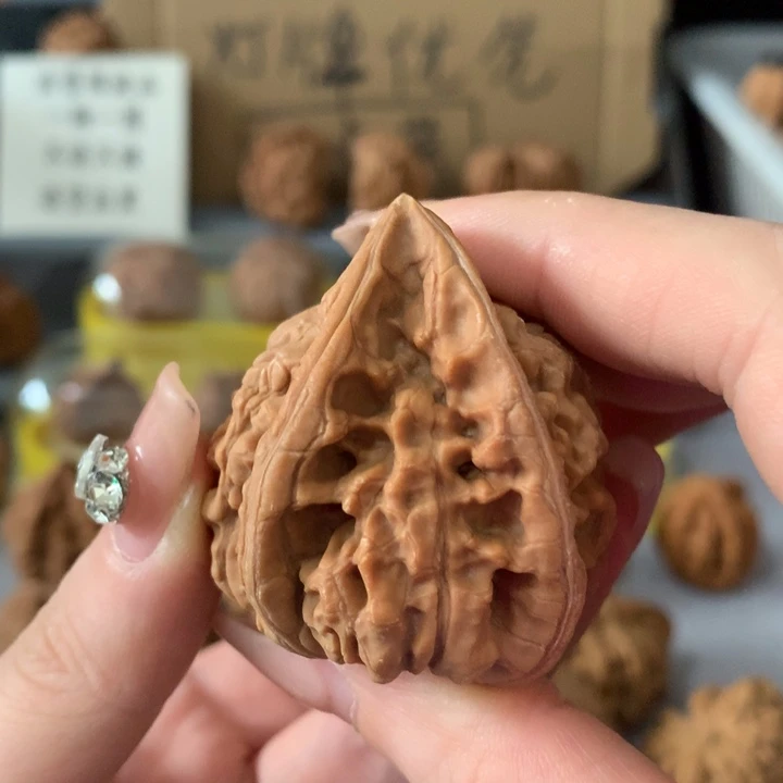中***家吊坠文玩核桃异形单只，有瑕疵