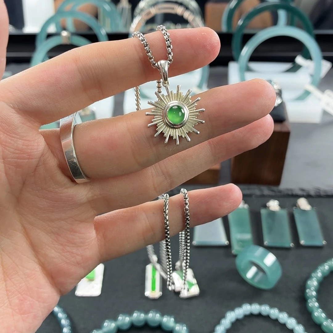 翡翠未镶嵌手镯太阳花