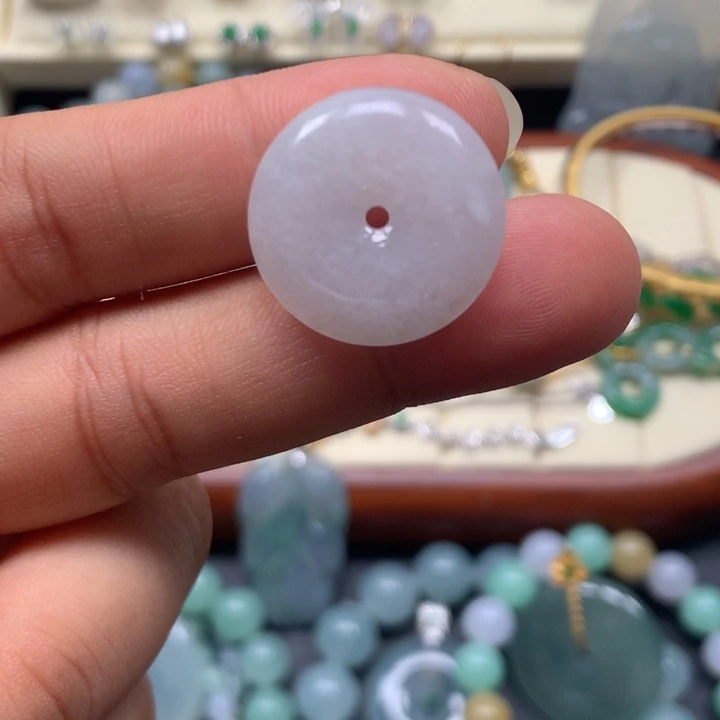 翡翠未镶嵌颈饰平安扣