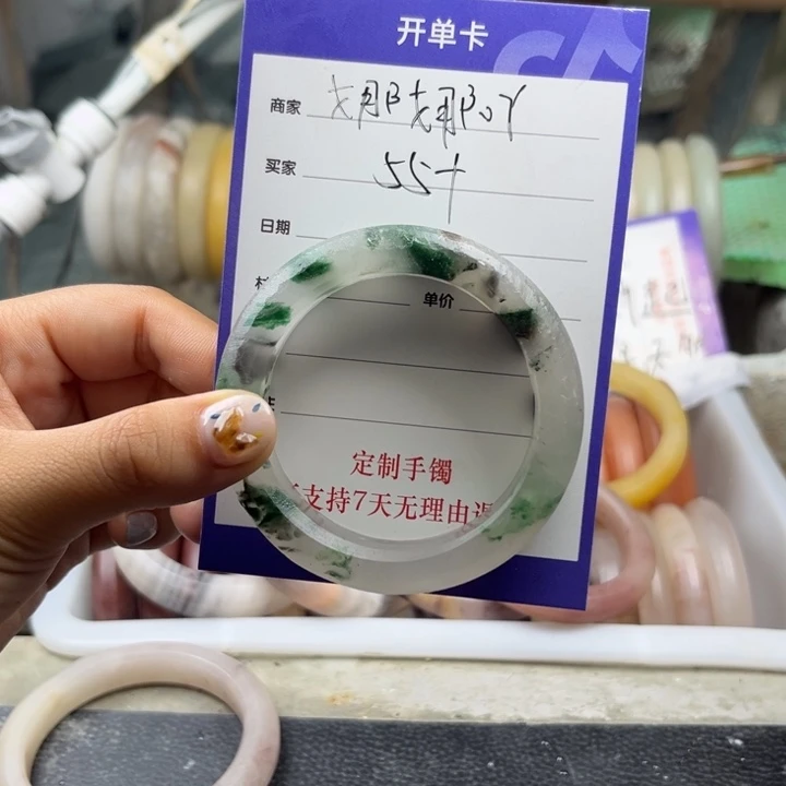 娜***卍未镶嵌手镯石英质玉