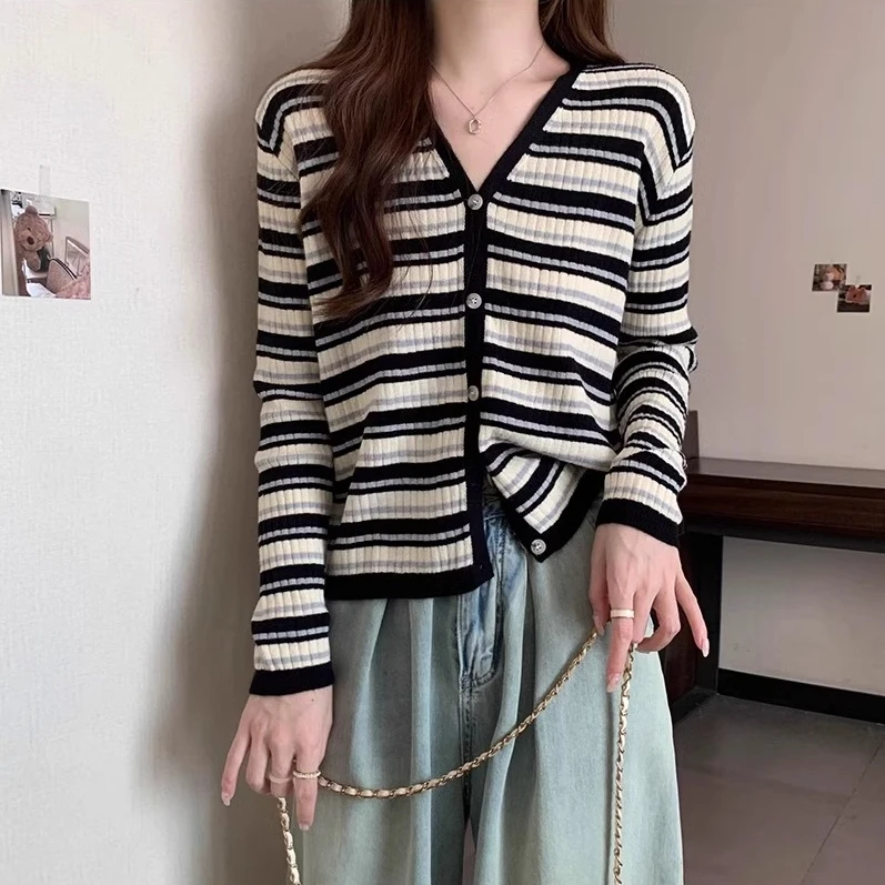 别致撞色条纹V领长袖针织衫女2025秋冬爆款小众显瘦短款打底上衣