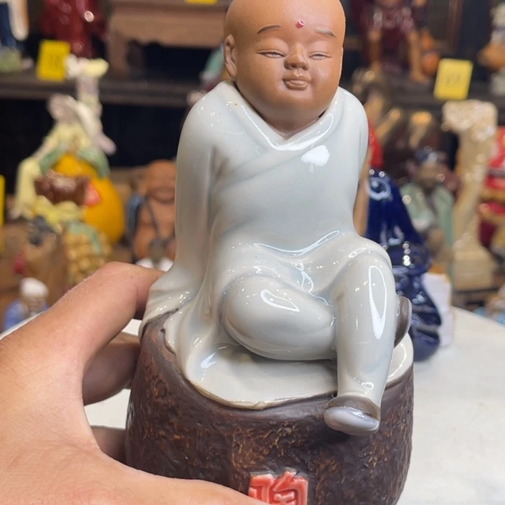 石湾公仔衬托盆景漂亮