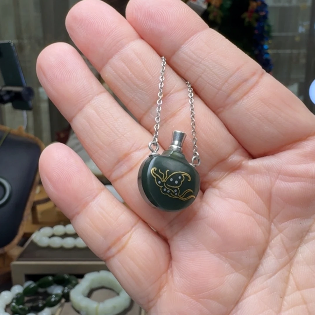 四***熊和田玉未镶嵌颈饰