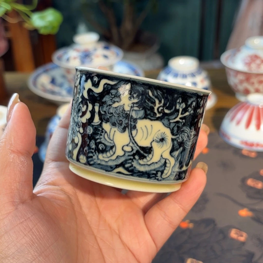 青花手绘二号釉狮子