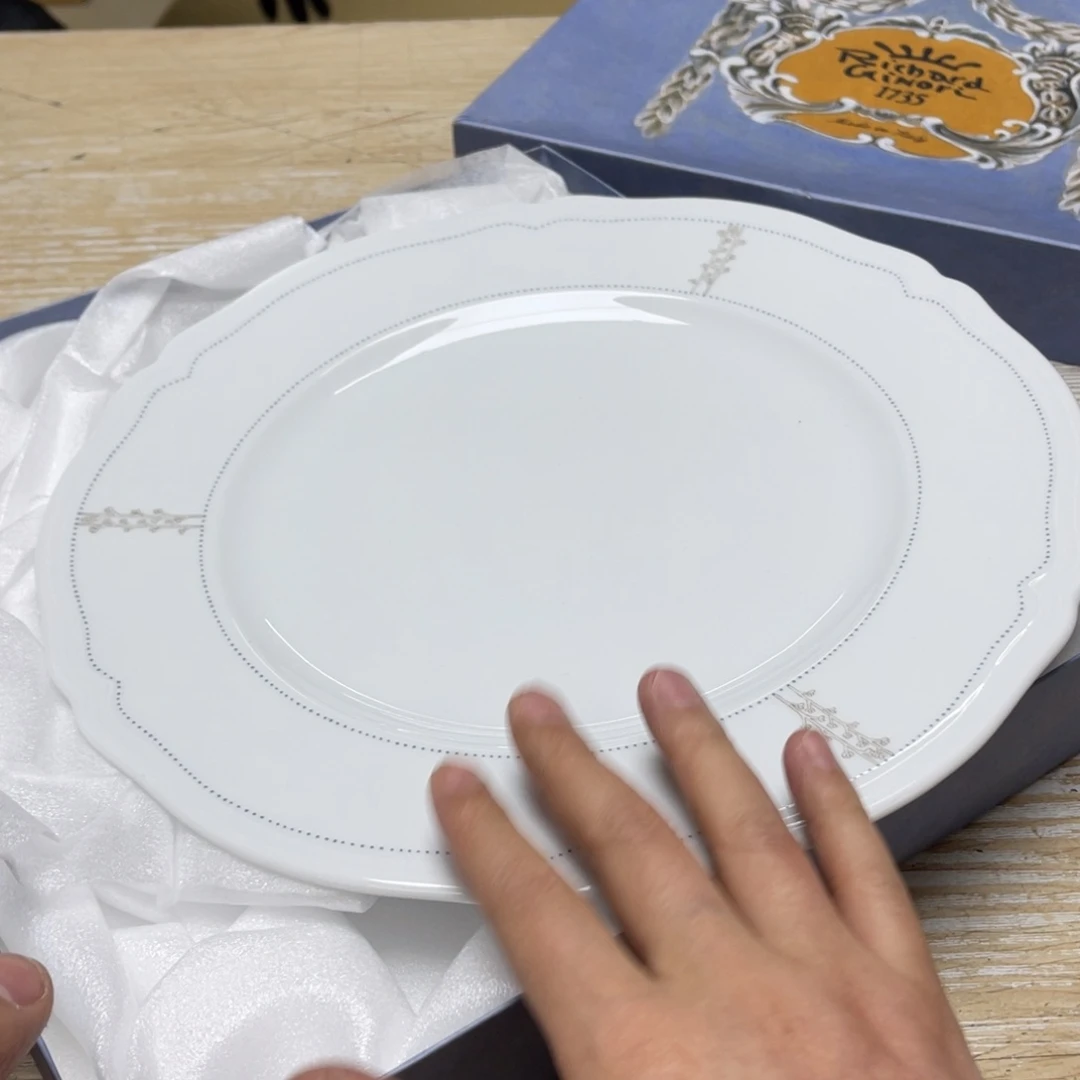 瓷片料****厨密密麻麻地排列着一个