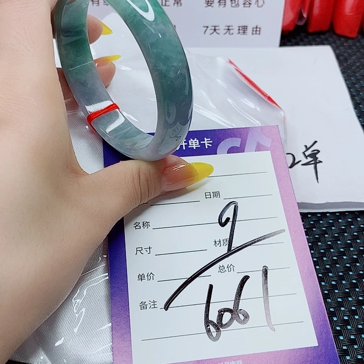 翡翠手镯未镶嵌翡翠