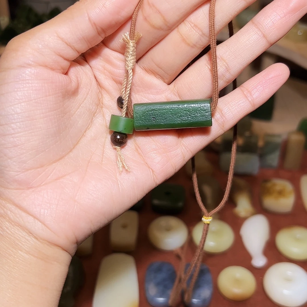 贾***干和田玉未镶嵌颈饰