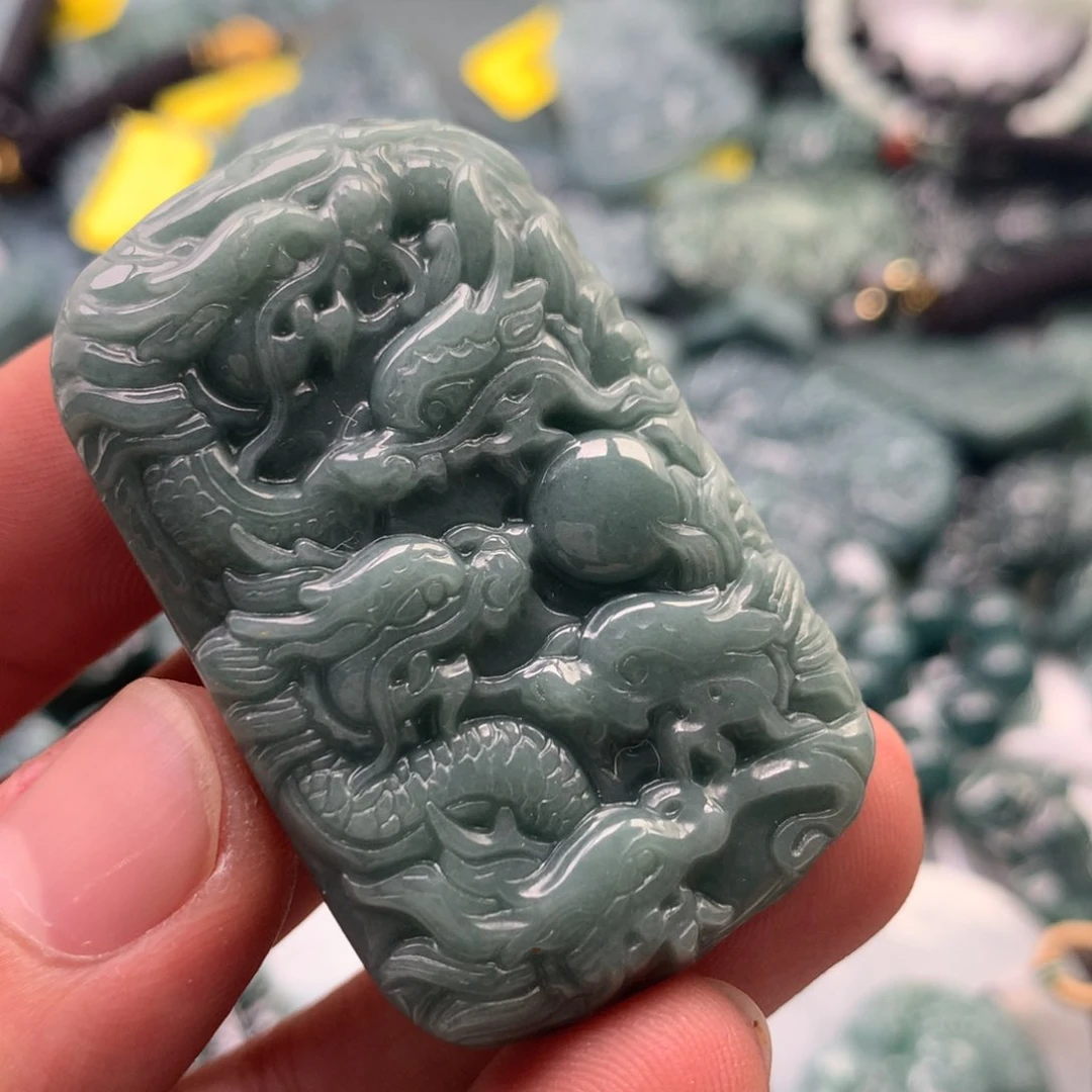 翡翠未镶嵌颈饰龙牌