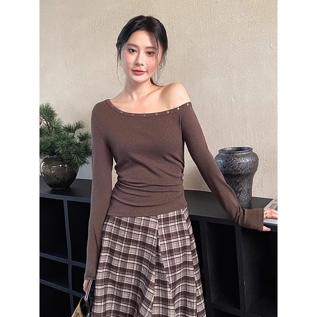 长袖t恤女2025新款春秋季柳钉咖色斜肩内搭打底衫露肩上衣设计感