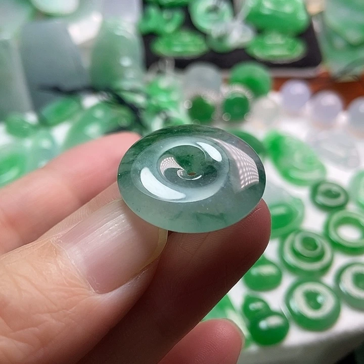 翡翠未镶嵌颈饰平安扣