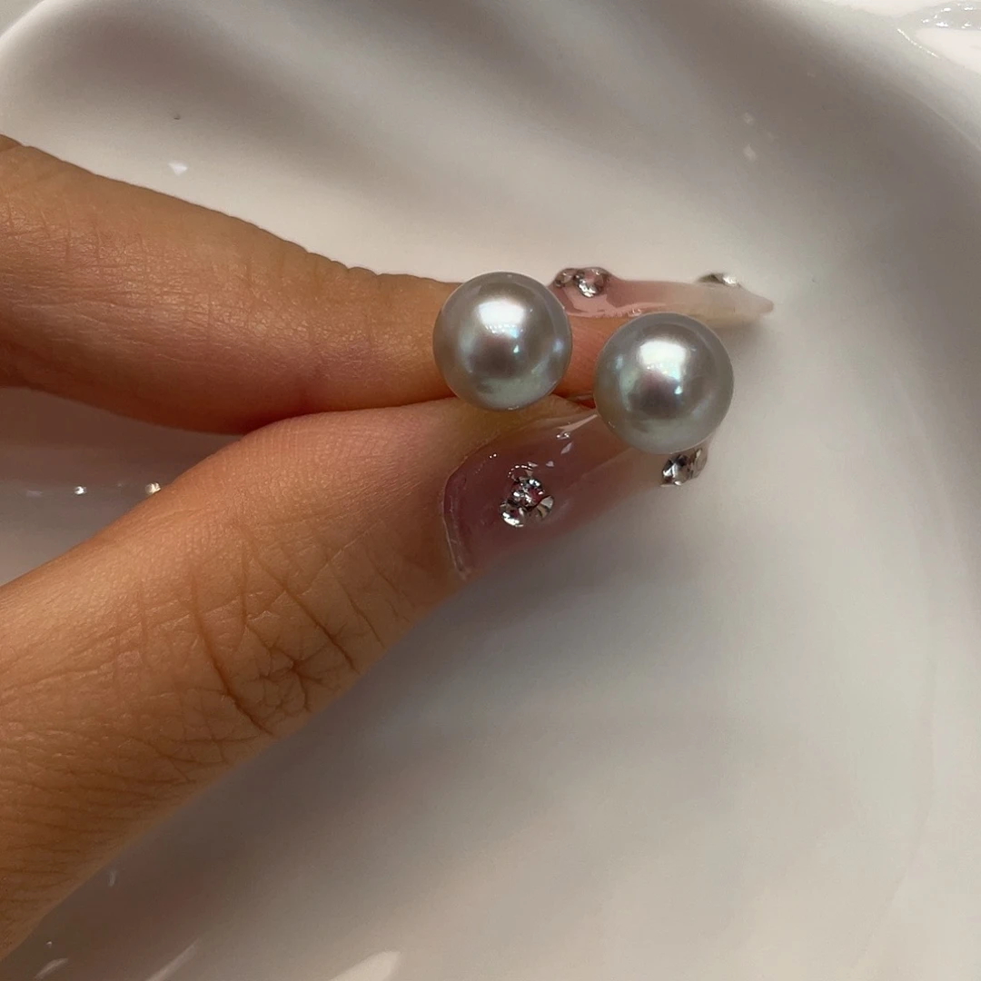 18K金镶嵌海水珍珠耳饰