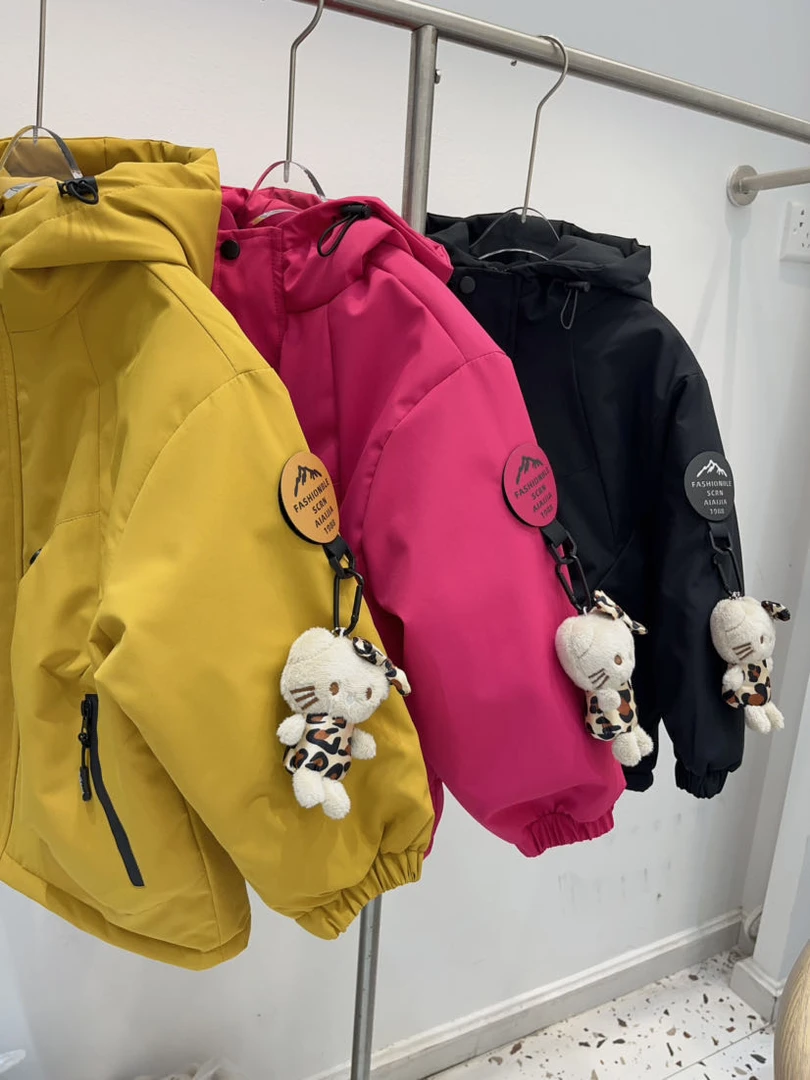 【新疆包邮】中童加棉袖标带玩偶雪山外套T925