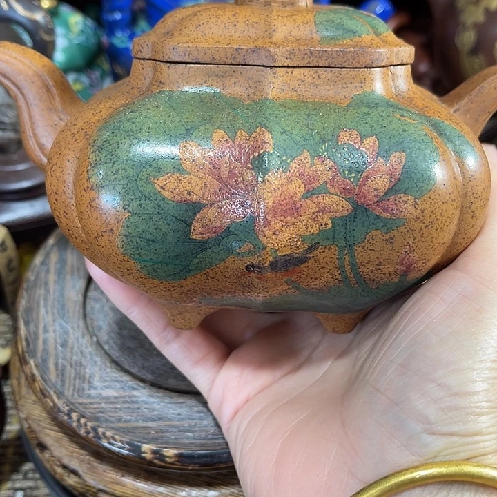 茶壶紫泥原矿泥料手工制作的一把紫砂壶。