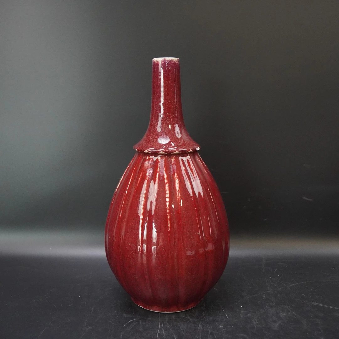 Lot.25120226清乾隆红釉瓜楞锥把瓶 高：约33.8cm