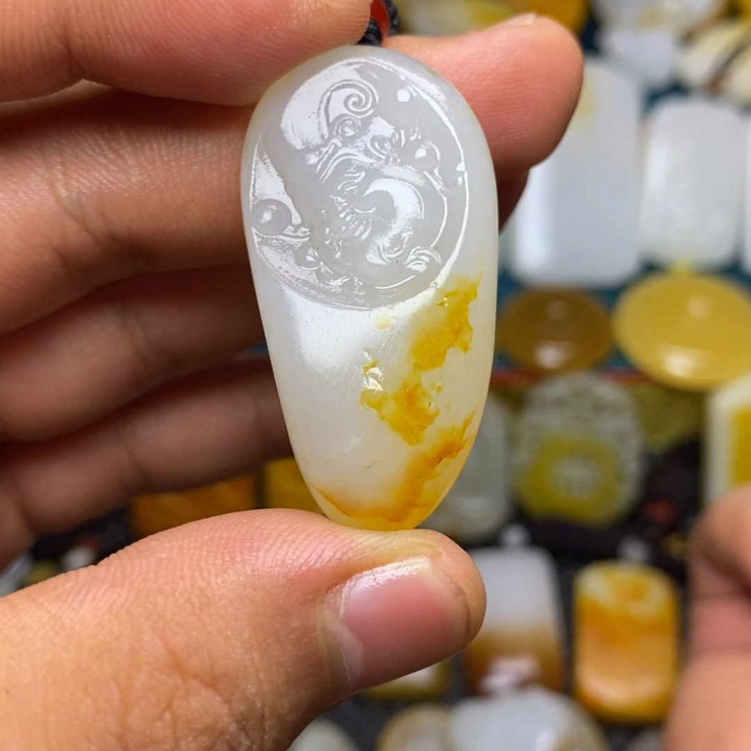 卖***毛颈饰未镶嵌和田玉