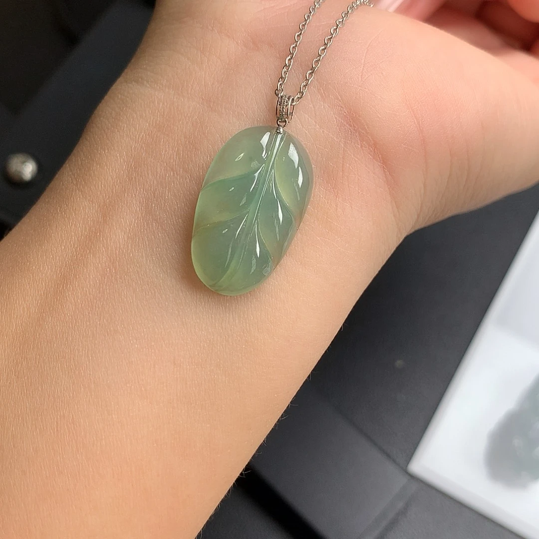 翡翠18K金镶嵌颈饰叶子