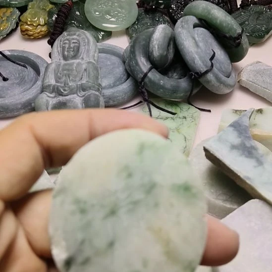 翡翠未镶嵌颈饰挂件