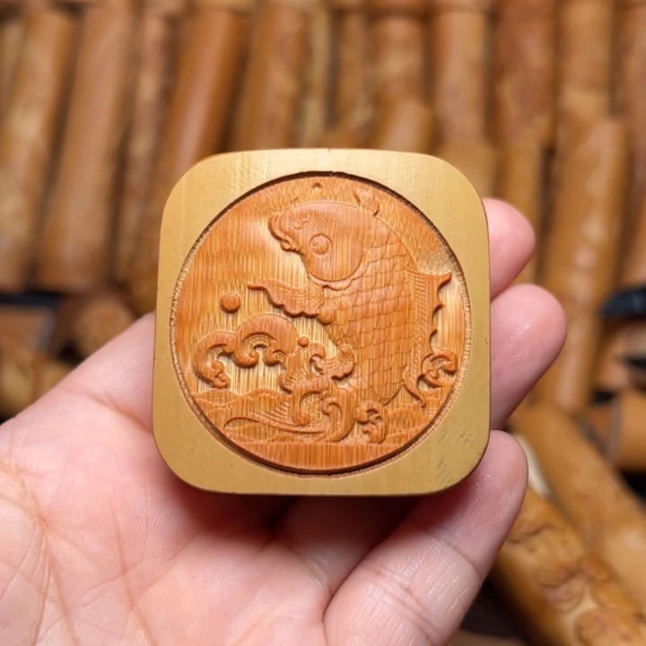 仁***远实心竹雕刻手把件