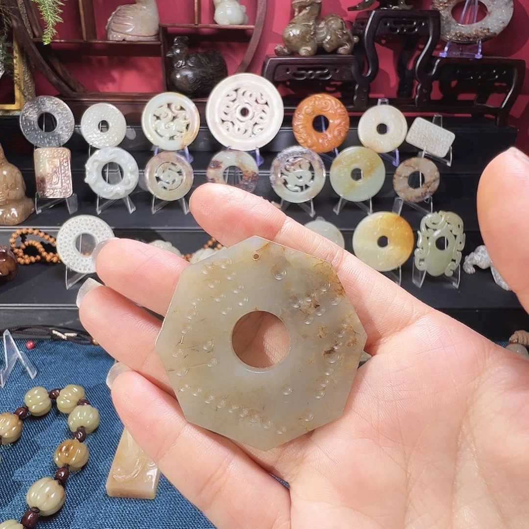 布***衣和田玉未镶嵌挂件