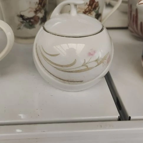 瓷片瓷片，各种摆件，均有瑕疵。沙锅！
