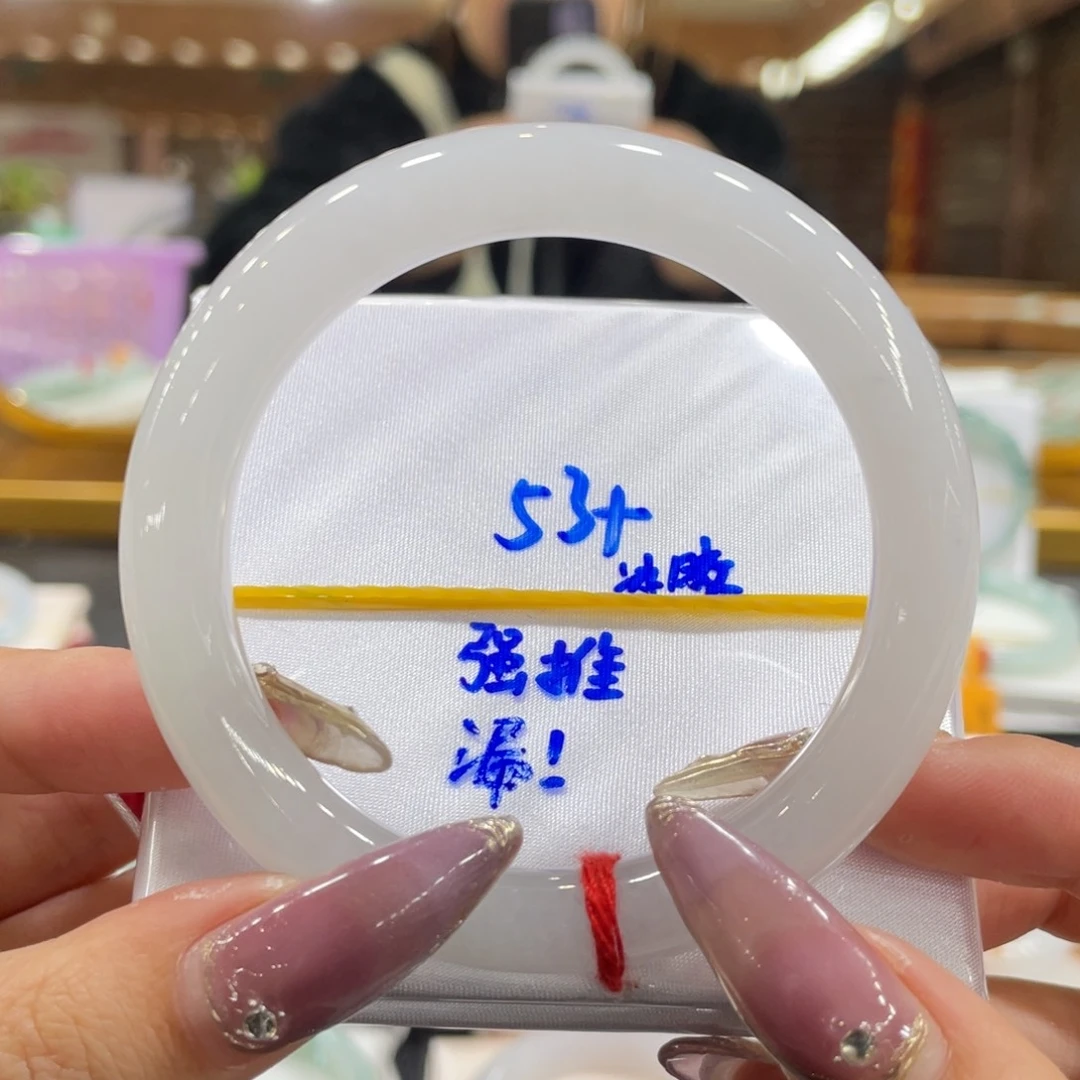 翡翠手镯未镶嵌翡翠