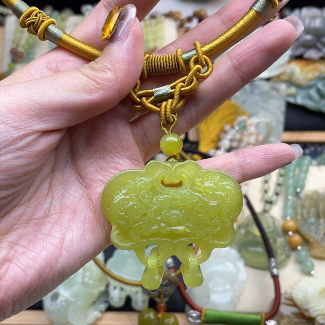 蛇纹石玉颈饰未镶嵌